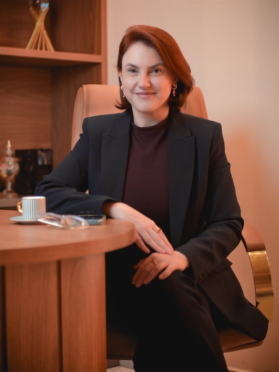 Retrato da Dra. Talita Martinelli, sentada no consultório