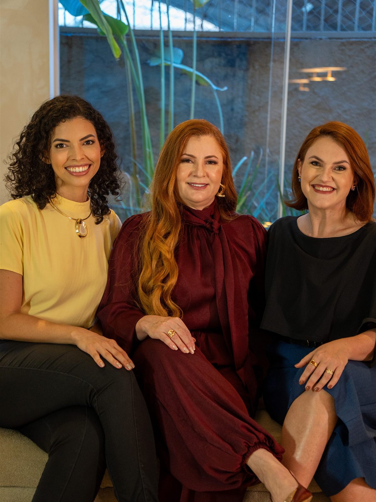 Dra. Talita Martinelli, Dra. Isabela Guimarães e Dra. Elisa, sócias do Instituto EVVA, sorrindo lado a lado
